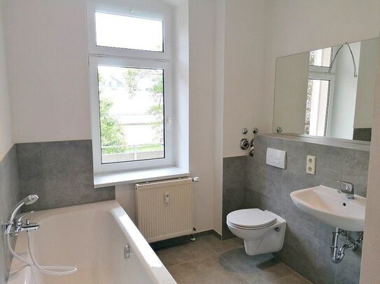 !! großer Balkon, Erstbezug nach Sanierung, 2-Zimmer mit Wanne und Dusche im Lutherviertel !!