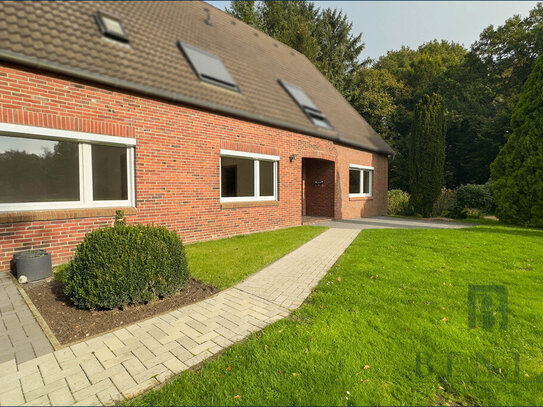 Großzügige Erdgeschosswohnung mit Gartenanteil und 2 Stellplätzen