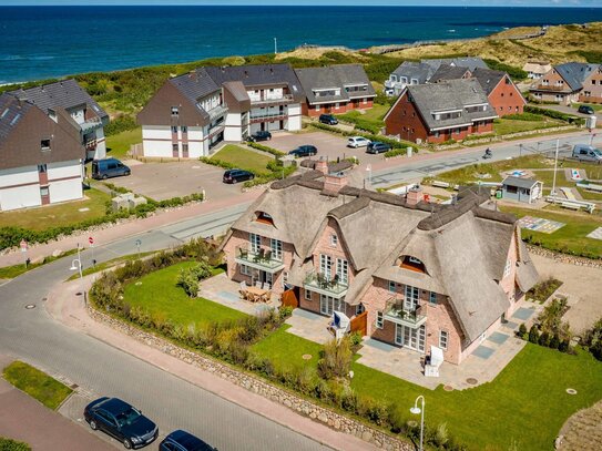 Exklusives Wohnen unter Reet direkt am Strand