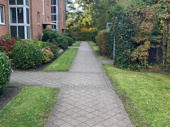 Erstklassig vermietete und lichtdurchflutete Gartenwohnung in Sackgassenlage