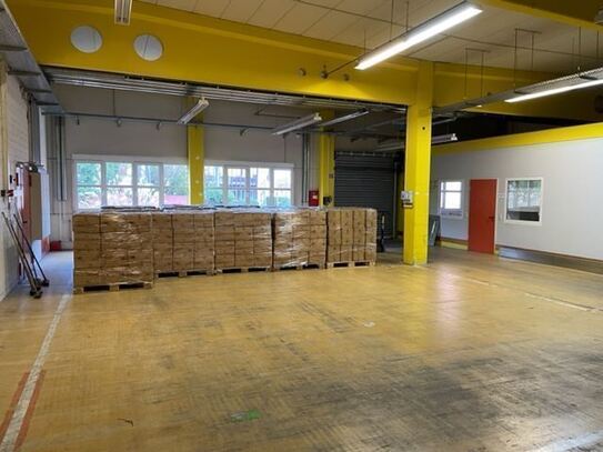 ** Zentrale Rampenhalle, Logistikfläche mit Bürogebäude in BAB-Nähe **