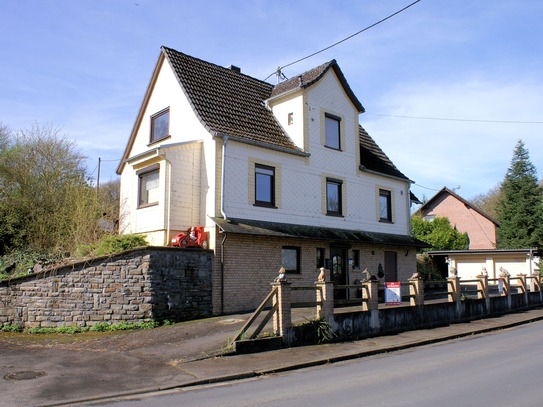 Großes Einfamilienhaus mit Garagen und Baugrundstück Nähe Windeck-Rosbach / Sieg