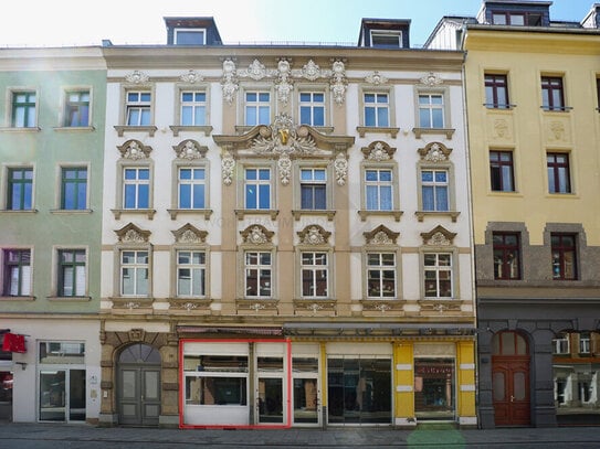 Kleine Büro-/Gewerbefläche mit großen Schaufenstern in zentraler Lage