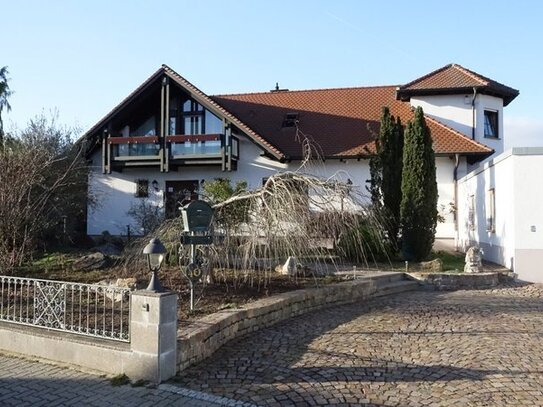 EXCLUSIVES BUNGALOW-VILLENANWESEN IM LANDHAUS-STIL MIT GROSSER GARAGE IN BESTWOHNLAGE VON 67105 SCHIFFERSTADT