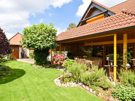 Peine-Vöhrum: Wohnhaus im Landhausstil mit Urlaubsoase im eigenen Garten.