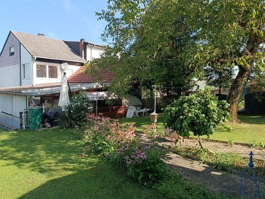 Einseitig angebautes Haus mit schönem Gartengrundstück