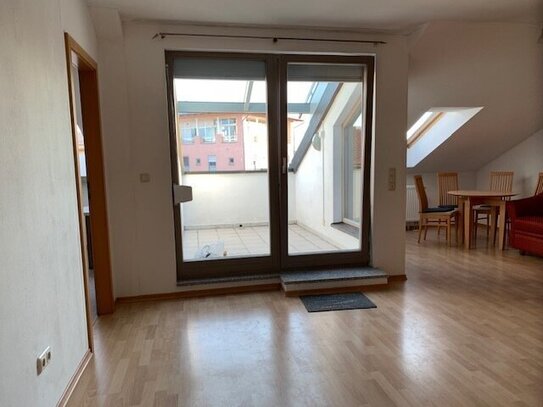 hübsche Wohnung mit Dachterrasse teil-möbliert sucht 1 berufstätige Mieter/in