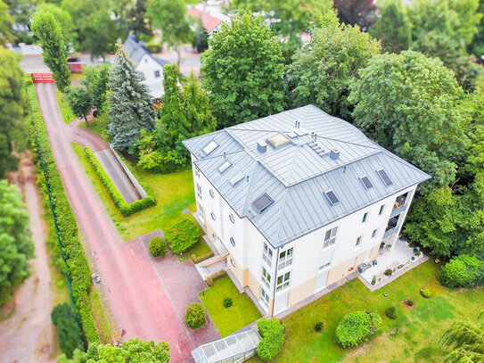 CHARMANTE WOHNUNG IM GRÜNEN // mit Loggia, Tageslichtbad, Gäste-WC & Tiefgaragen-Stellplatz