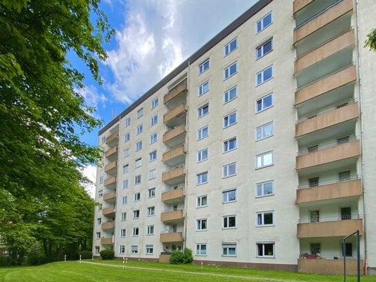 Großzügig geschnittene 2-Zi.-Wohnung mit Balkon!