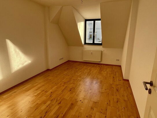 Sanierte 2- Zimmer Altbau-Wohnung mit Parkett + viel Tageslicht