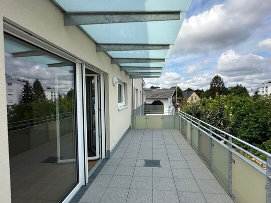 Erstbezug 3,5 Zi.- Wohnung im 2. OG mit großem überdachten Balkon, Gäste-WC, TG-Platz und Abstellraum