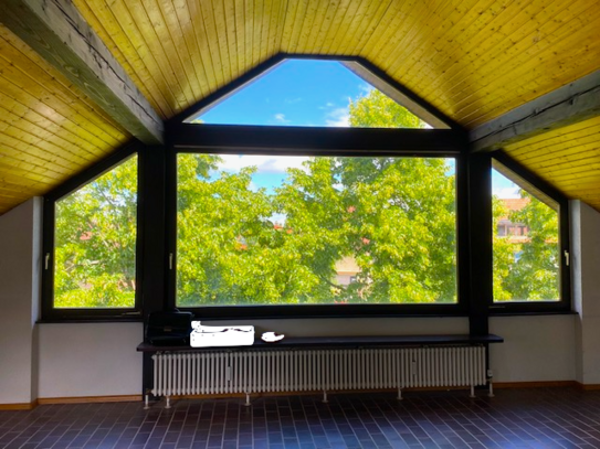 Helle sonnige DG-Wohnung mit Süd-Ost-Loggia, großer Fensterfront und hohen Decken