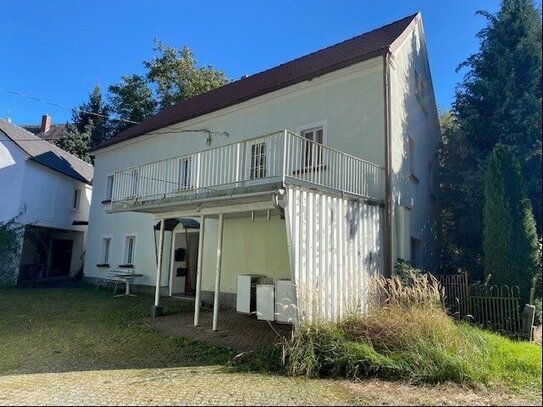 Wohnhaus mit zwei Nebengebäuden