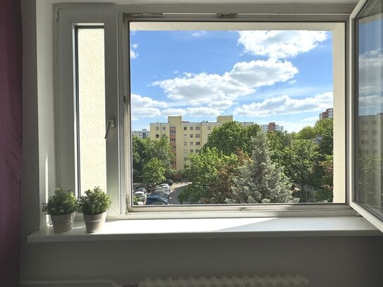 SONNIGE, HELLE GEMÜTLICH 3 ZIM.+S-W-BALKON MIT GRÜNEM WEITBLICK, AUFZUG U. PKW-GARAGENPLATZ