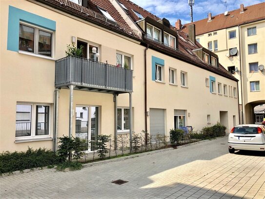 ***MODERNE UND VOLL MÖBLIERTE 1 ZIMMER WOHNUNG MIT TERRASSE UND KFZ-STELLPLATZ***