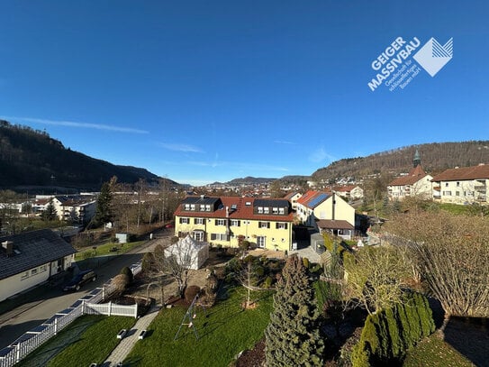 Atemberaubender Fernblick, sonnige Dachterrasse, großer Wohn/Essbereich, Tageslichtbad, ruhige Lage!