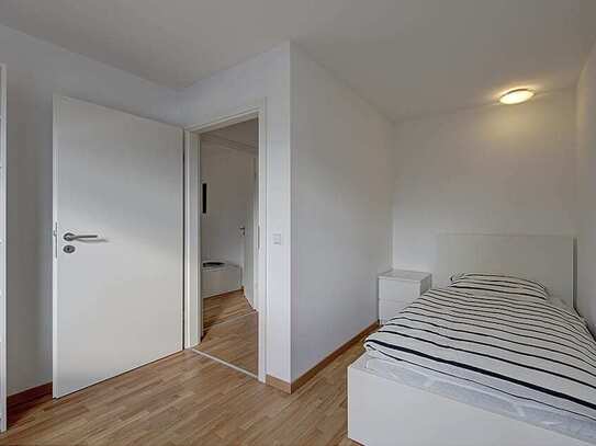 Helles und gemütliches Zimmer in einem Coliving-Apartment in Stuttgart