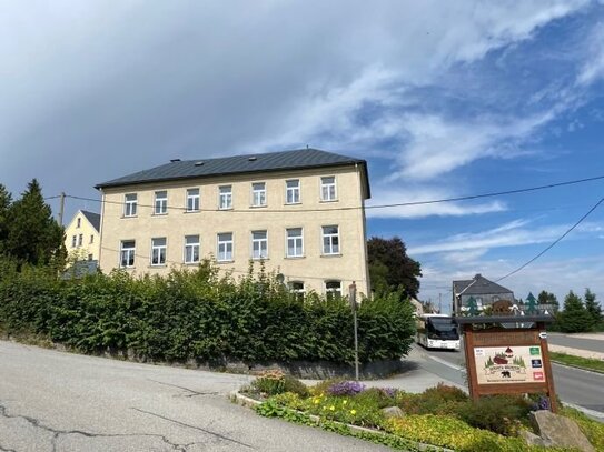 Gemütliche 2 Raum WE (2. OG) in Kirchennähe im gepflegten MFH mit Fernblick ins Erzgebirge