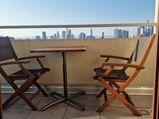 Apartment mit Balkon und Skyline-Blick