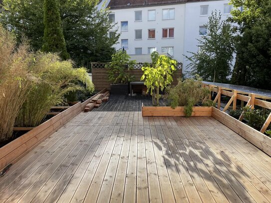 Erstbezug nach Sanierung: 1-Zimmer-Hochparterre-Wohnung mit geh. Ausstattung & sehr großer Terrasse