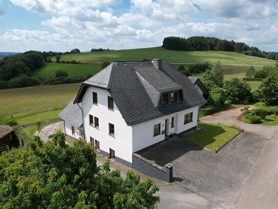 Neuwertiges Wohnhaus mit traumhafter Aussicht in Preischeid an der Grenze zu Luxemburg.