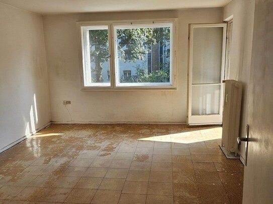 Bezugsfreie 2,5 Zimmerwohnung mit Renovierungsbedarf