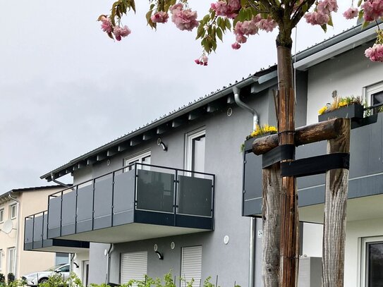 2-Zimmer Wohnung KFW 55+, OG mit Balkon und 2 Kfz-Stellplätzen in ruhiger Lage