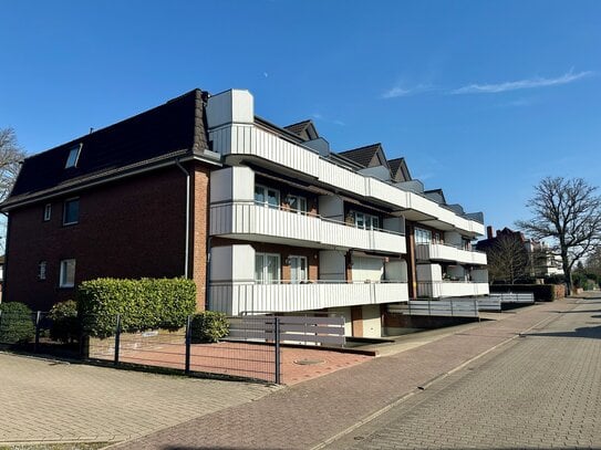 Sehr schöne Dachgeschosswohnung 2ZKB mit EBK, Balkon, Garage