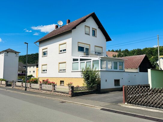 Freistehendes Ein-/Zweifamilienhaus mit Garagengebäude