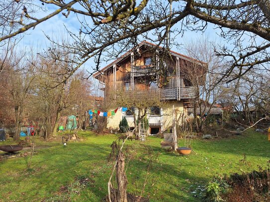 Zwei-Familien-Haus mit idyllischem Garten und Blockhaus, auch teilbar - mit weiteren Baurecht