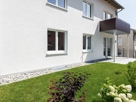 Bezaubernde 3-Zimmer-Wohnung mit Balkon, Terrasse, Gartenanteil sowie je einem Stellplatz in der Garage und Carport