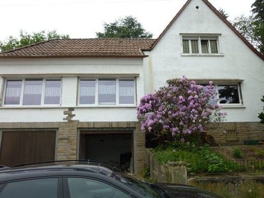 * Freistehendes Einfamilienhaus mit großem Garten und Doppelgarage in sonniger Waldrandlage*