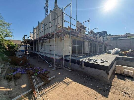 4 Zimmer Erdgeschosswohnung mit Terrasse und eigenem Süd-West Garten in zentraler Lage von Feucht - KfW Förderung mögli…