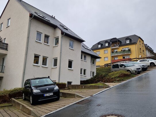 Sehr schöne Wohnung in 3-Zimmer mit Balkon und Garten im 1. OG