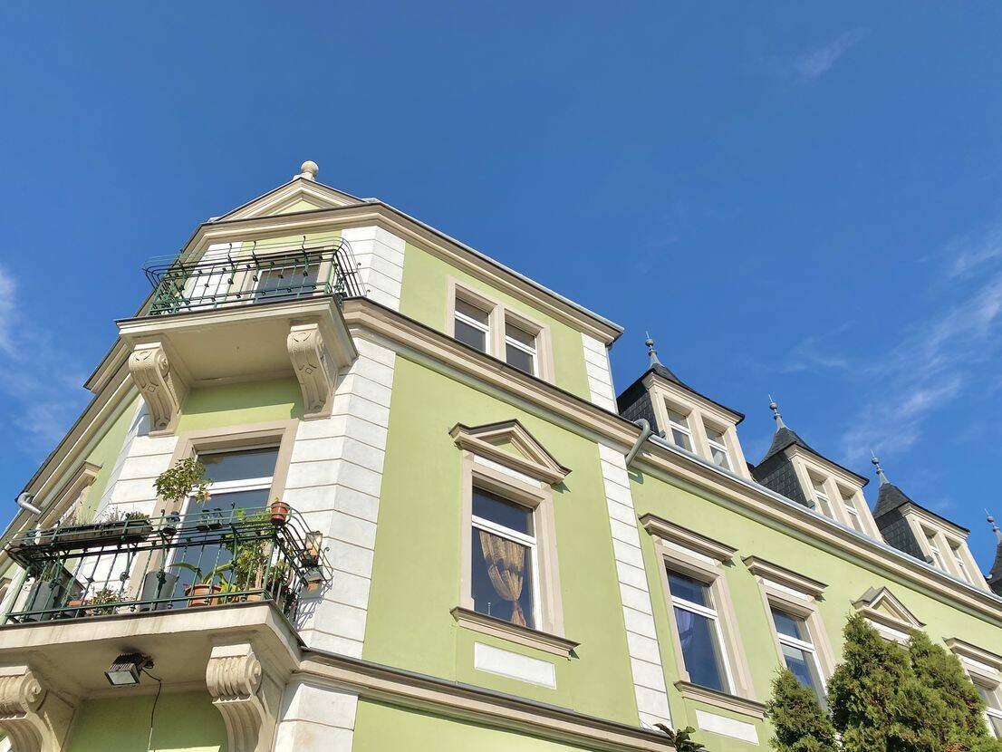 Lichtdurchflutete 4-Zimmer-Altbauwohnung in direkter Elbnähe mit Balkon
