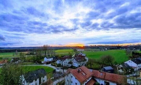 4-Zimmerwohnung in Luxus-Anwesen mit 2-Zimmer-Einliegerwohnung mit gr. Terrasse u.Bergblick/Weitblick bei München in Mü…