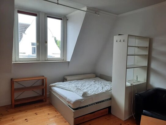 Großzügige Altbauwohnung mit (derzeit) separatem Turmzimmer