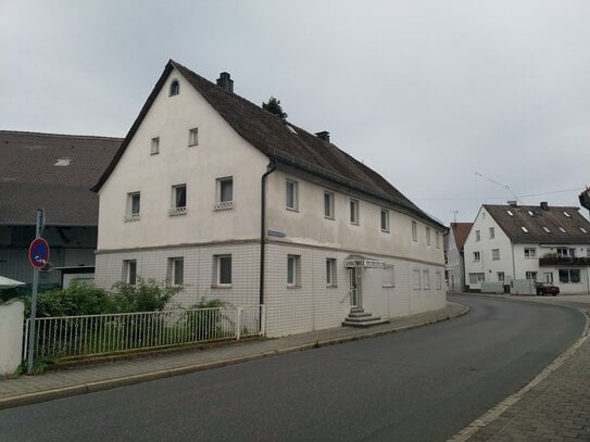 Mehrfamilienhaus im Zentrum von Neunkirchen am Brand mit drei Wohnungen, auch für Zimmervermietung geeignet