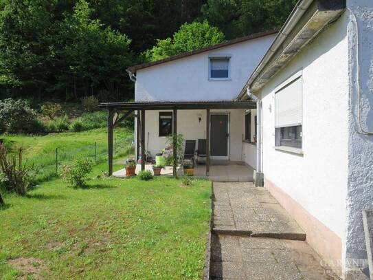 Renovierungsbedürftiges Haus auf sehr großem Grundstück