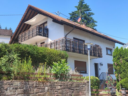 Wohnen im OG mit herrlicher Aussicht und Sonnenbalkon