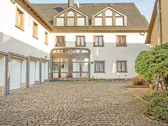 Aparte Erdgeschosswohnung mit Garten, Carport und Garage