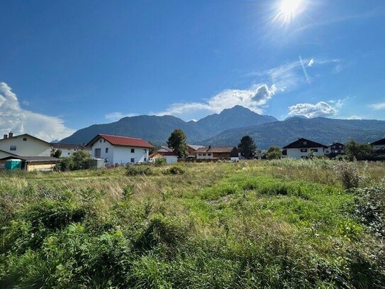 Sie suchen ein sonniges Grundstück mit Bergblick und vielseitig bebaubar?