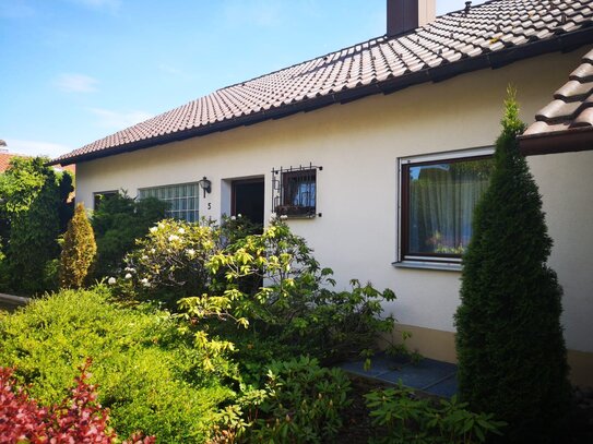 Ein- bis Zweifamilienhaus in Hanglage mit Aussicht