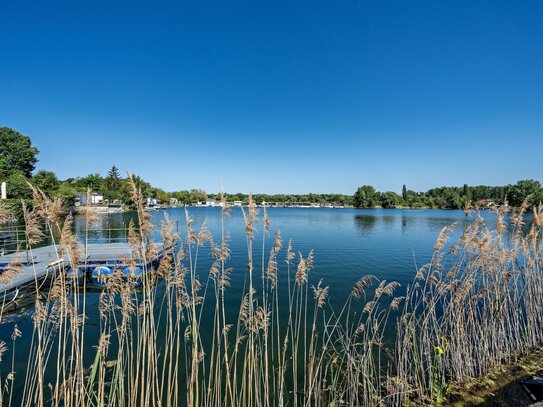 Traumhaftes Anwesen mit mediterranem Garten direkt am Wasser des paradiesischen Hohwiesen-Badesees