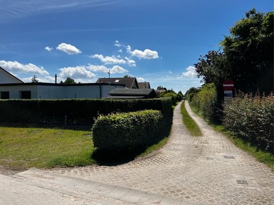 Strandnaher, massiv erbauter Bungalow im Grünen