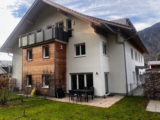 Neuwertige möblierte oder ummöblierte 2-Zimmer-Wohnung mit Terrasse und großen Gartenanteil in absolut ruhiger Wohnlage!