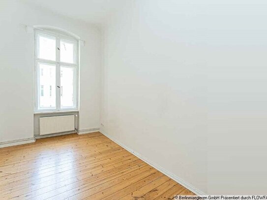 Very well-kept flat with stucco ceilings and wooden floorboards