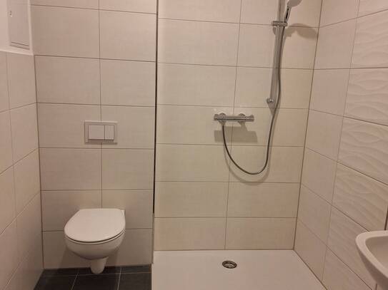 4 RW mit 2 Bädern, Einbauküche, Balkon mit Gartenanteil und Stellplatz