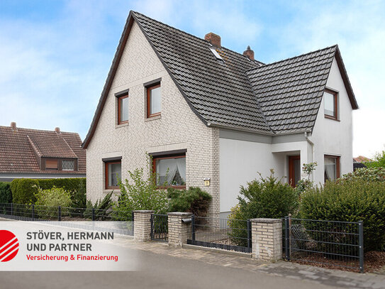 Freistehendes Ein- bis Zweifamilienhaus mit Garage und Garten