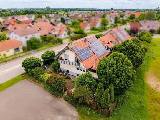 Mit großem Raumangebot - Einfamilienhaus mit Einliegerwohnung, Doppelgarage und PV-Anlage!